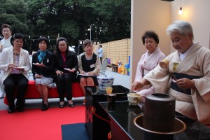 茶道を体験する台湾関係者ら