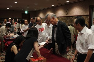 サイン会では長蛇の列が