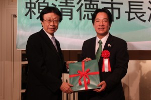 日本台医人協会・大山青峰氏から記念品を贈呈される頼清徳市長