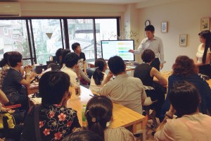 熱心に話を聞く訪日団の皆さん