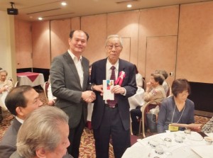 駐處處長粘信士(左)代表駐日代表沈斯淳致贈最高齡長輩王良禮券