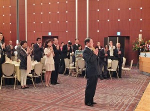 由東京媽祖廟董事長詹德薰帶領大家向媽祖問訊三拜