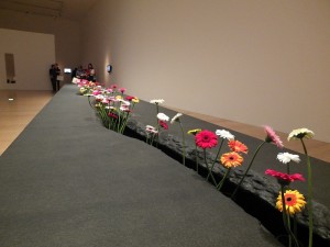 李明維的《移動花園》,觀展者可以從展場中取一朵花,送給陌生人,從中看「施與受」關係