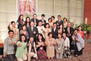 東京媽祖廟一周年活動大會的工作人員與來自台灣的嘉賓合影留念