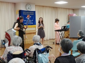 理事 旅日二胡演奏家魏麗玲(左)與日本歌手前阪惠子(中) 、搭檔中島陽子(右)一同為長輩們帶來一首首動聽樂曲
