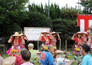 原住民舞踊團以熱情的舞蹈傳遞台灣民眾的熱情