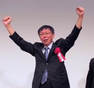 現場台僑帶領大家一起為柯文哲加油,大喊「凍蒜」