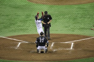 陽選手ホームインの瞬間