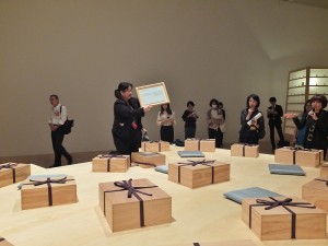 《織物的回憶》是在每個禮物盒裡裝著有不一樣的物品,各自有著不同的故事
