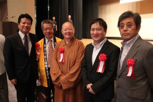 豊島区・中田兵衛議員(写真左)、満潤法師(写真中央)、板橋区・長瀬達也議員(写真右2)、板橋区熊野町・古木勝利町長(写真右)