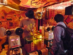 現場設有許多攤位,營造出台灣夜市的熱鬧氛圍