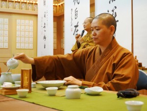 茶を味わいながら時間を見つめ直す