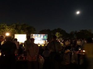 中秋明月高掛夜空