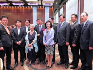 前國策顧問金美齡(前排左3)邀請多位國會議員到場支持柯文哲