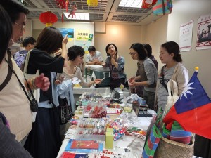 台灣味十足的小物販賣攤位前，擠滿了有興趣的民眾