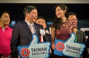 林志玲(前排右)與外貿協會副秘書長葉明水,一同大讚台灣精品