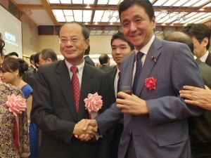 日本眾議員岸信夫（右）與會向駐日代表沈斯淳致意，並向媒體表示仍在研究制定「台灣關係法」，盼能作為台日緊密交流的基礎