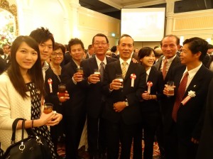 關西台商會會長王明裕與會員、青商會成員到場致賀