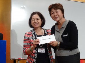 大阪中華總會婦女會會長俞秀霞提供機票摸彩