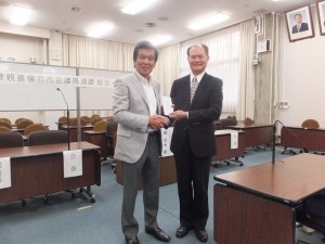 駐橫濱辦事處處長粘信士代表收下日華親善橫濱市議會議員聯盟會長森敏明(左)致贈給高雄氣爆災區的捐款