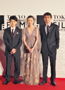 宮澤理惠主演的《紙之月》是唯一入圍本屆影展競賽部門的日本片(圖右為導演吉田大八、圖左為演員池松壯亮)