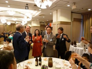 駐橫濱辦事處處長粘信士伉儷(左2、3)和與會賓客敬酒致意