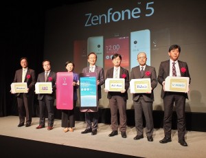 華碩董事長施崇棠(左4)和華碩日本公司社長呂曉慧(左3)與日本銷售ZenFone5通路商代表,一起登台宣傳