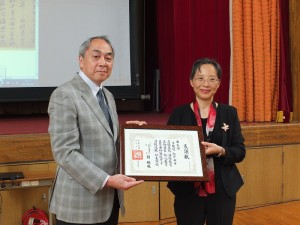 東京中華學校校長劉劍城（左）致贈感謝狀給行政院長夫人李淑珍
