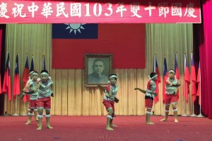 奎輝國小泰雅樂舞團演出傳統的泰雅族舞蹈