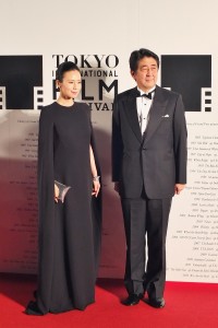 星光大道壓軸為日本首相安倍晉三(右)與影展代言人中谷美紀一同登場