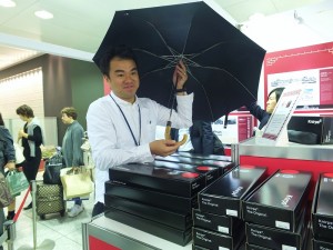 株式會社ＪＲ東日本ＲｅｔａｉｌＮｅｔ營業部新開發企劃課長角田英史推薦限量１００支的摺疊傘