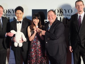 此屆影展開幕片為迪士尼最新動畫片《大英雄天團》,日版配音由小泉孝太郎(右4)及菅野美穗(右3)挑大樑