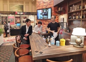 藍正龍和徐譽庭到東京國際影視展現場時，忍不住到富士電視台攤位上，在電視劇《ＨＥＲＯ》的酒吧設計布景前拍照