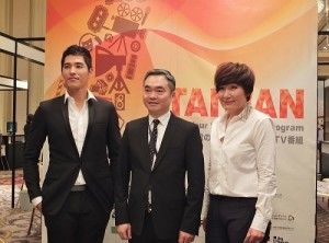 左起為:藍正龍、台北市影音節目製作商業同業公會理事長楊繼昌和編劇徐譽庭,一起在台灣攤位前合影
