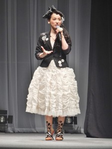 出演電視劇《Ｆｉｒｓｔ　Ｃｌａｓｓ２》的篠原友惠，同時也是時尚設計師，特別出席Ａｓｉａ　Ｆａｓｈｉｏｎ　Ｃｏｌｌｅｃｔｉｏｎ活動