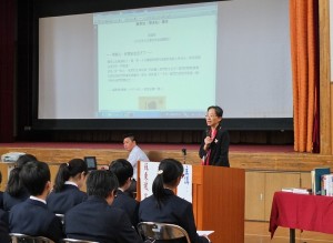 行政院長夫人李淑珍以歷史老師的身分，為東京中華學校的同學講解蘇東坡的作品風格