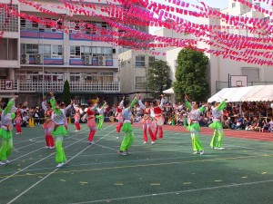 橫濱中華學院學生在學校中庭表演節目,為雙十國慶當天的活動揭開序幕