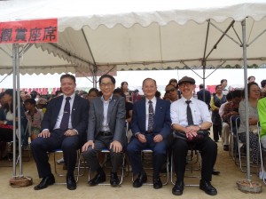 左起駐大阪辦事處僑務組長陳敏永、理事長羅辰雄、大阪中華總會副會長蔡伸雄、校友卜永和