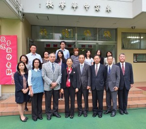 行政院長夫人李淑珍（左４）和與會貴賓，跟東京中華學校教師等人合影留念