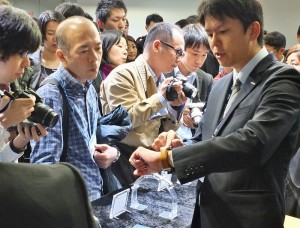 現場有許多日本媒體搶著體驗使用智慧手錶