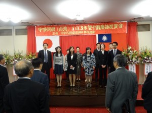 理事和留學生帶領全場唱國歌