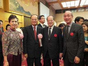 沈代表夫妻（左１，２）と東京国立博物館の銭谷眞美館長（右２）と島谷弘幸副館長（右１）