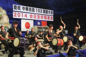 迫力のある日本航空学園の太鼓隊の演奏の様子