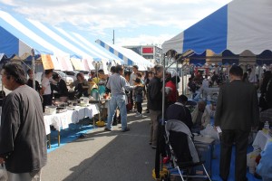 屋台では台湾料理やタピオカミルクティーなどが売られていた