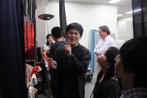 人形使いの賴世安さんは皿の回し方を紹介
