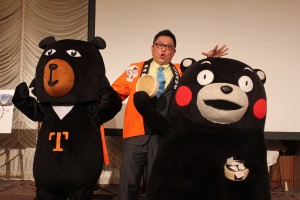 左からオーション・劉副局長・くまモン