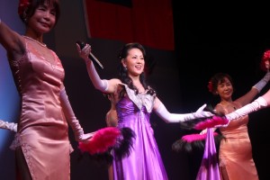 時代劇「水戸黄門」にも出演した歌手で女優のアイリーンさん(写真中央)