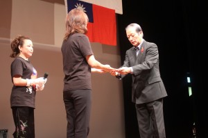 埼玉台湾総会・林月理会長から新座市・須田健治市長に寄付金の贈呈