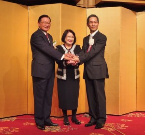 東京之星銀行董事長江丙坤（左）和該銀行行長入江優（右），與已故中信金董事長遺孀林瑞慧（中），一起握手祝賀台日金融史上的里程碑