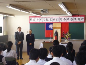 慈濟日本分會副執行長張秀明（前方站者右）為學生演講孔子儒家思想
